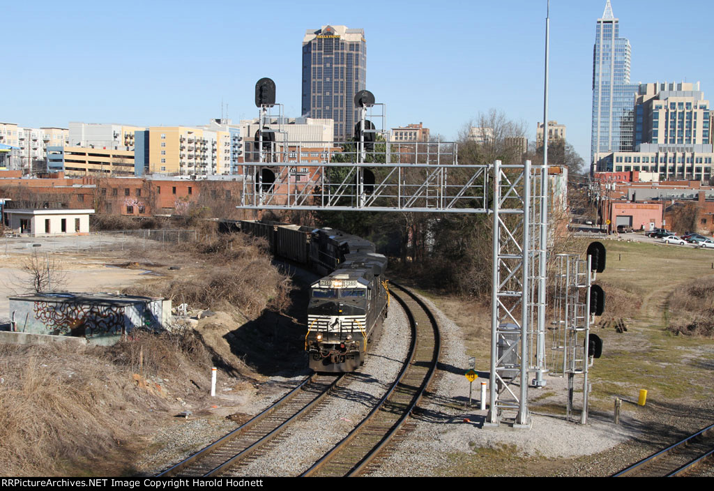 NS 7560 leads train 351 towards Boylan